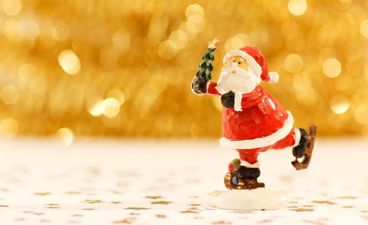 en liten rød og hvit nisse