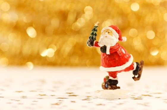 en liten rød og hvit nisse