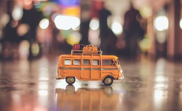 En leketøybuss på en våt gate