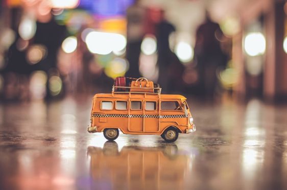 En leketøybuss på en våt gate