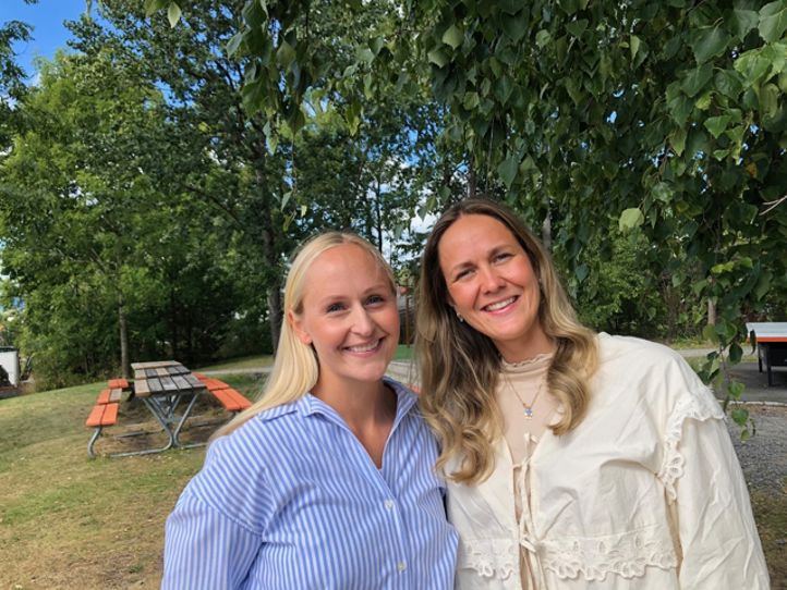 to personr som står sammen